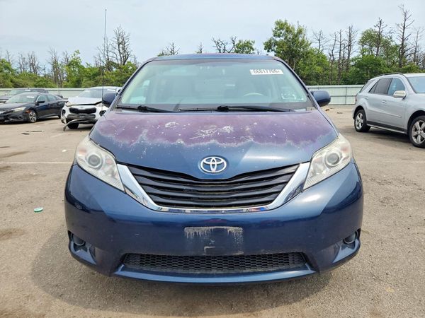 2012 TOYOTA SIENNA