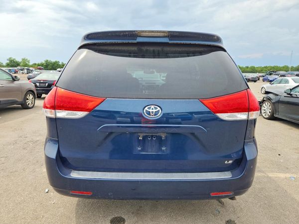 2012 TOYOTA SIENNA