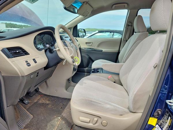 2012 TOYOTA SIENNA