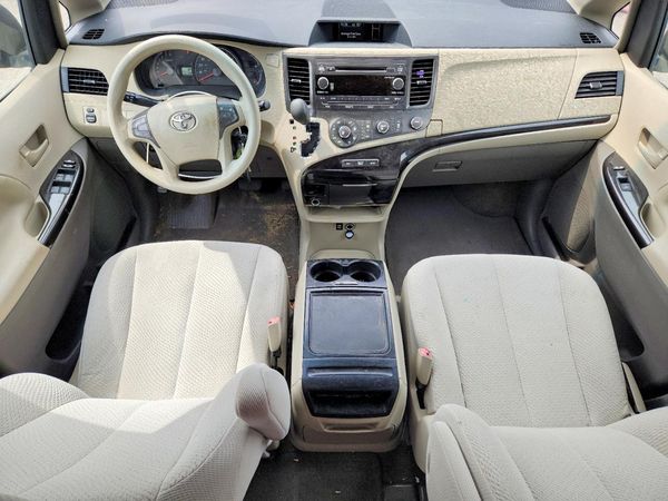 2012 TOYOTA SIENNA