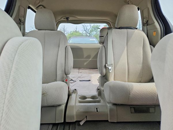 2012 TOYOTA SIENNA