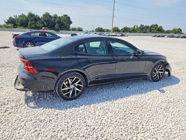 2020 VOLVO S60 Momentum