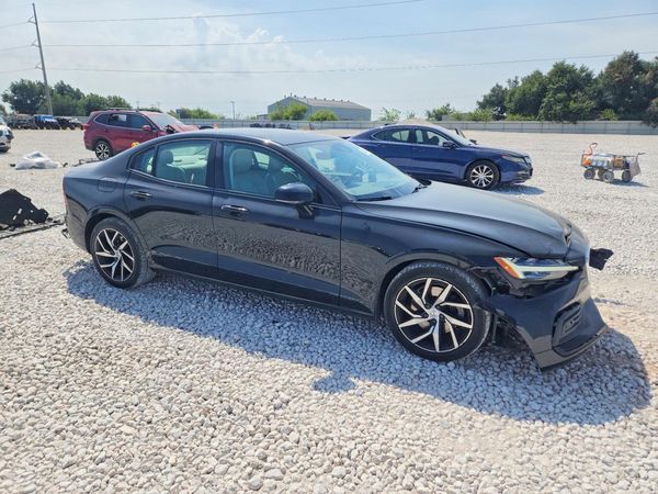 2020 VOLVO S60 Momentum