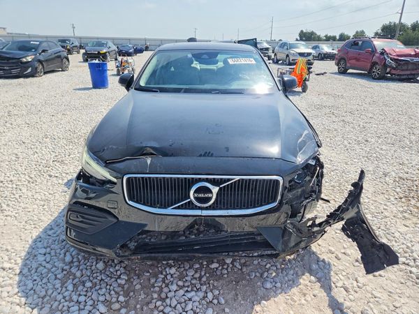 2020 VOLVO S60 Momentum