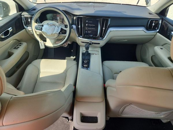 2020 VOLVO S60 Momentum
