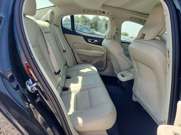 2020 VOLVO S60 Momentum