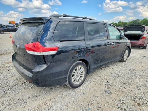 2012 TOYOTA SIENNA