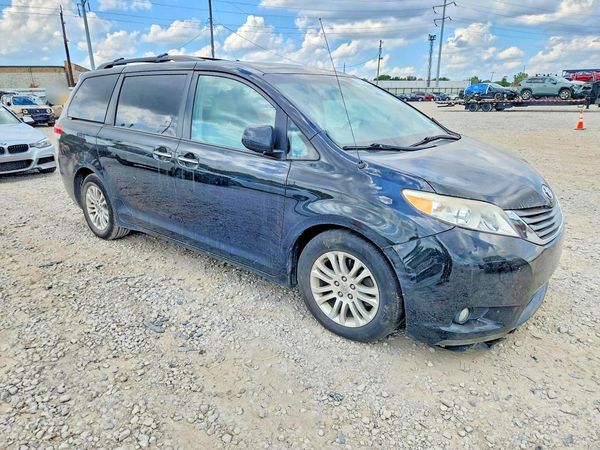 2012 TOYOTA SIENNA