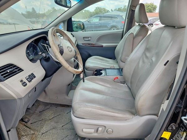 2012 TOYOTA SIENNA