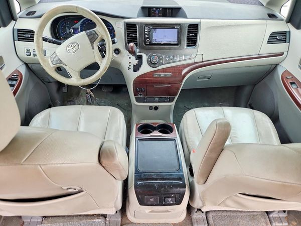 2012 TOYOTA SIENNA
