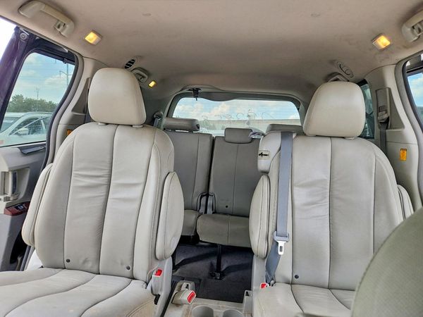 2012 TOYOTA SIENNA