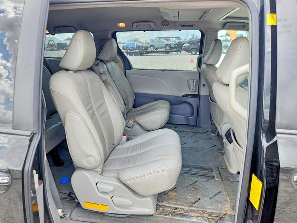2012 TOYOTA SIENNA