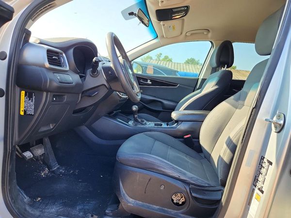 2016 KIA SORENTO L / LX
