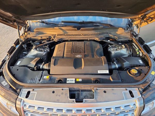 2017 LAND ROVER RANGEROVER HSE — Engine bay