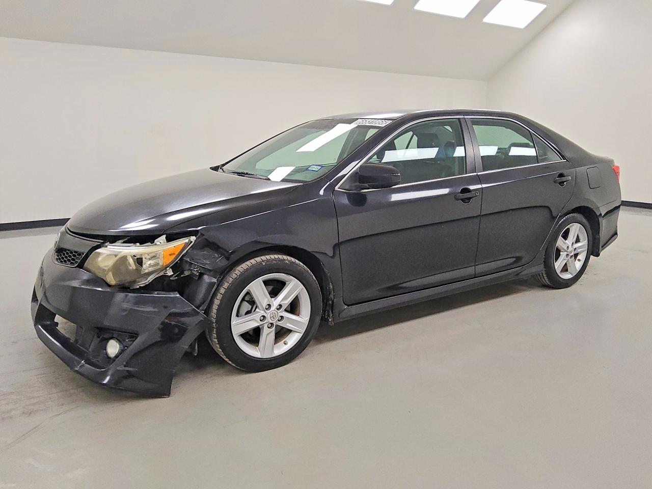 2014 TOYOTA CAMRY — Front 3/4