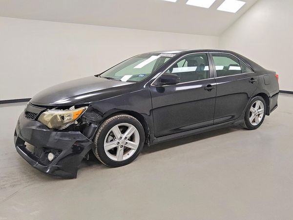 2014 TOYOTA CAMRY — Front 3/4