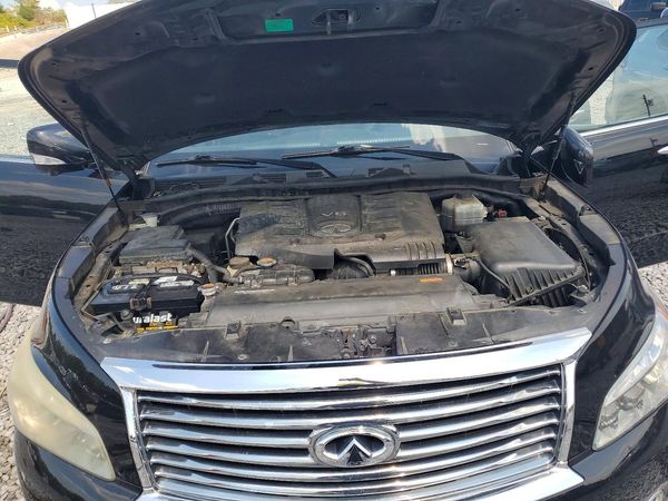 2013 INFINITI QX56 — Engine bay