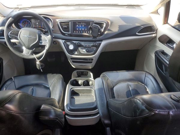 2020 CHRYSLER VOYAGER