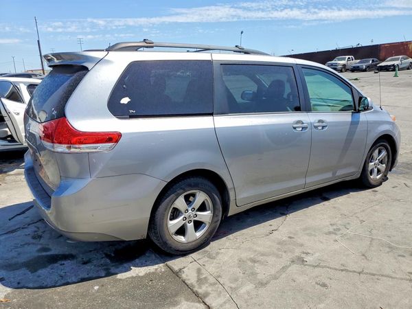 2012 TOYOTA SIENNA