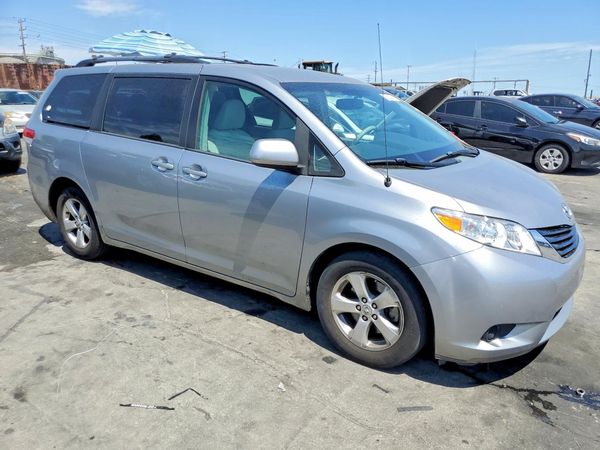 2012 TOYOTA SIENNA