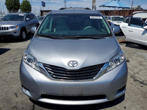 2012 TOYOTA SIENNA