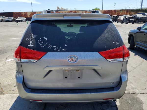 2012 TOYOTA SIENNA