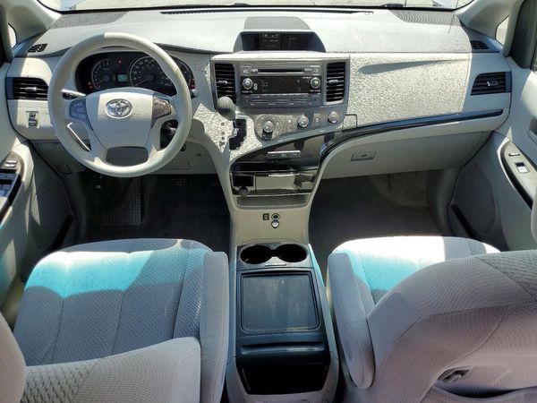 2012 TOYOTA SIENNA