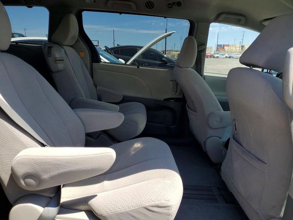 2012 TOYOTA SIENNA