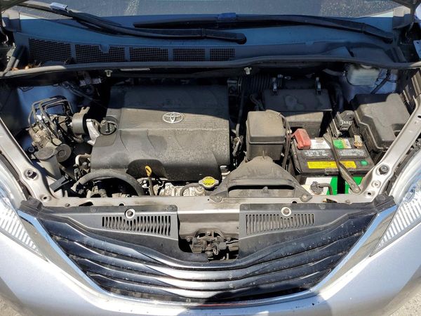 2012 TOYOTA SIENNA