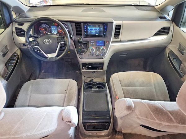 2017 TOYOTA SIENNA LE