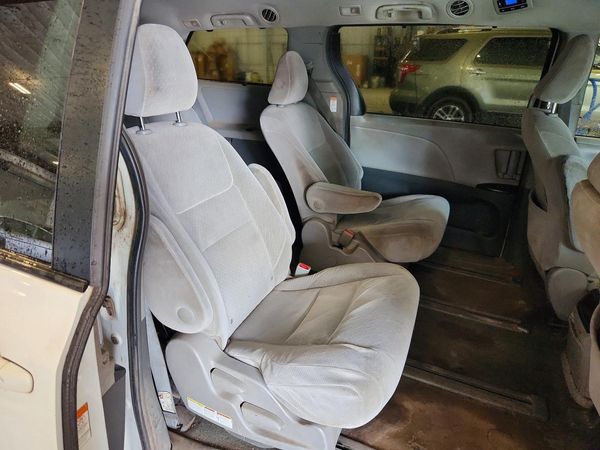 2017 TOYOTA SIENNA LE