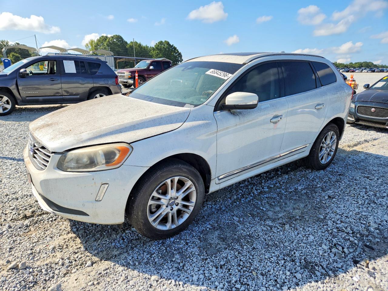 2015 VOLVO XC60 Premier (non R design) — Front 3/4