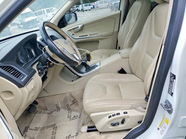2015 VOLVO XC60 Premier (non R design) — DENT