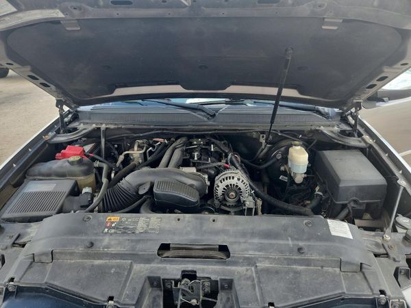 2012 CHEVROLET TAHOE LTZ — Engine bay