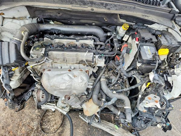 2017 JEEP RENEGADE Limited — Engine bay