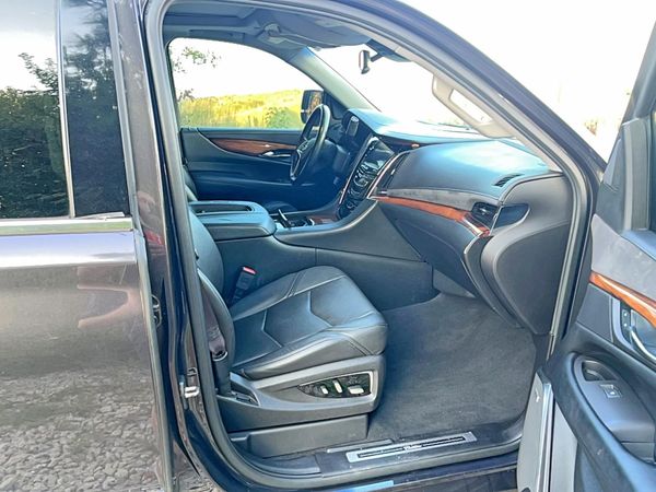 2016 CADILLAC ESCALADE Luxury