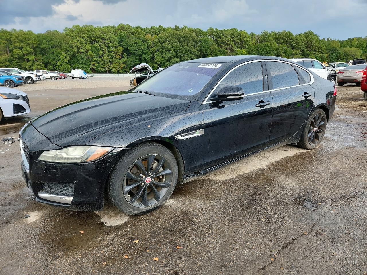 2017 JAGUAR XF Premium — Front 3/4
