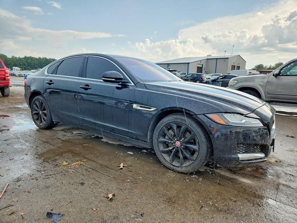 2017 JAGUAR XF Premium — Passenger 3/4