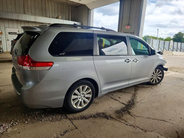 2014 TOYOTA SIENNA