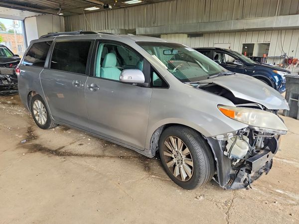 2014 TOYOTA SIENNA