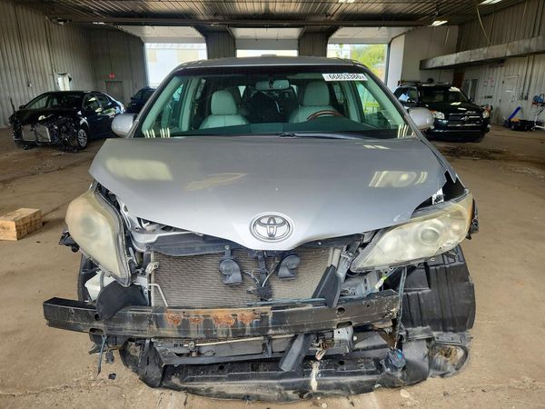 2014 TOYOTA SIENNA