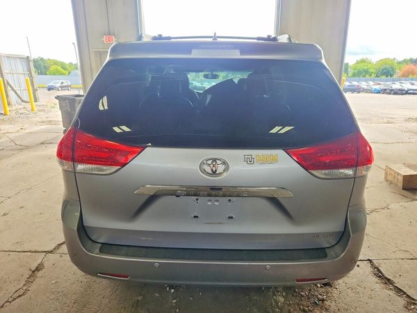 2014 TOYOTA SIENNA