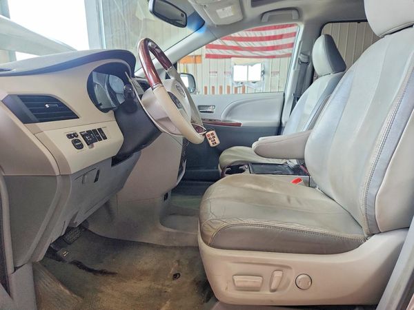 2014 TOYOTA SIENNA