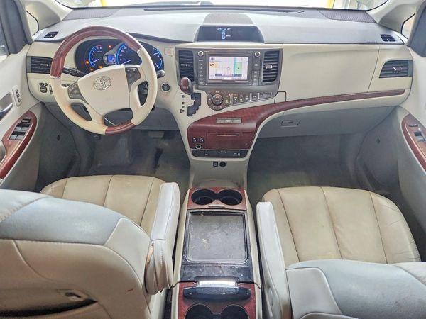 2014 TOYOTA SIENNA
