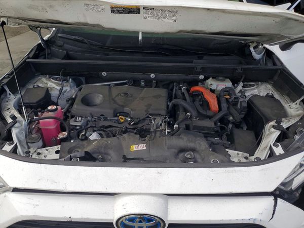 2019 TOYOTA RAV4 — Engine bay