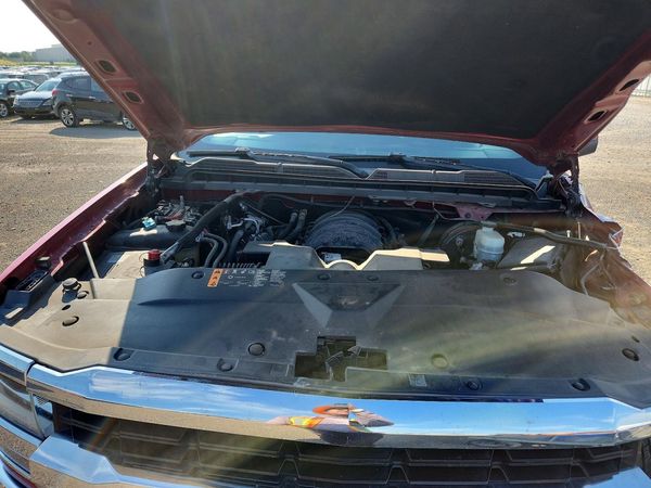 2018 CHEVROLET SILVERADO LT — Engine bay