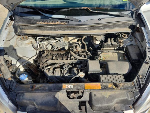 2012 KIA SOUL GL — Engine bay