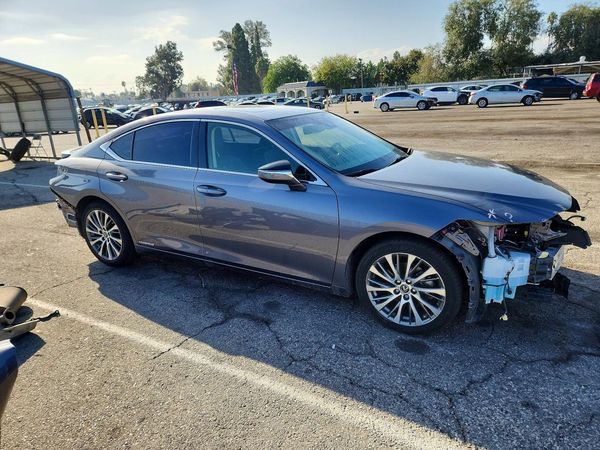 2019 LEXUS ES 300h — Passenger 3/4
