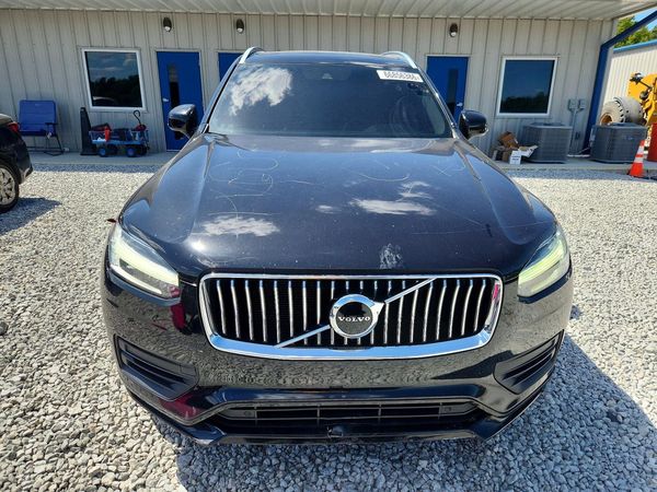 2020 VOLVO XC90 Momentum