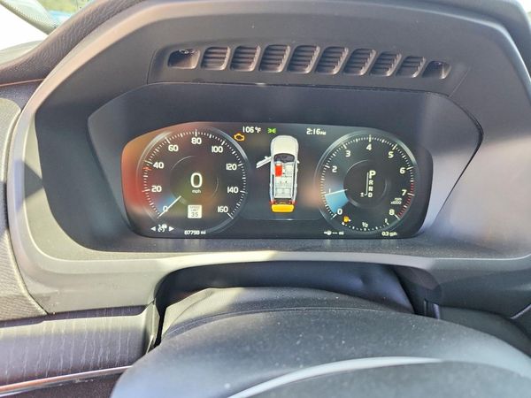 2020 VOLVO XC90 Momentum